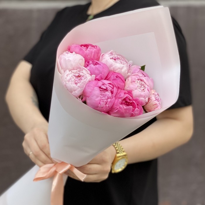 Розовый микс из 11 пионов